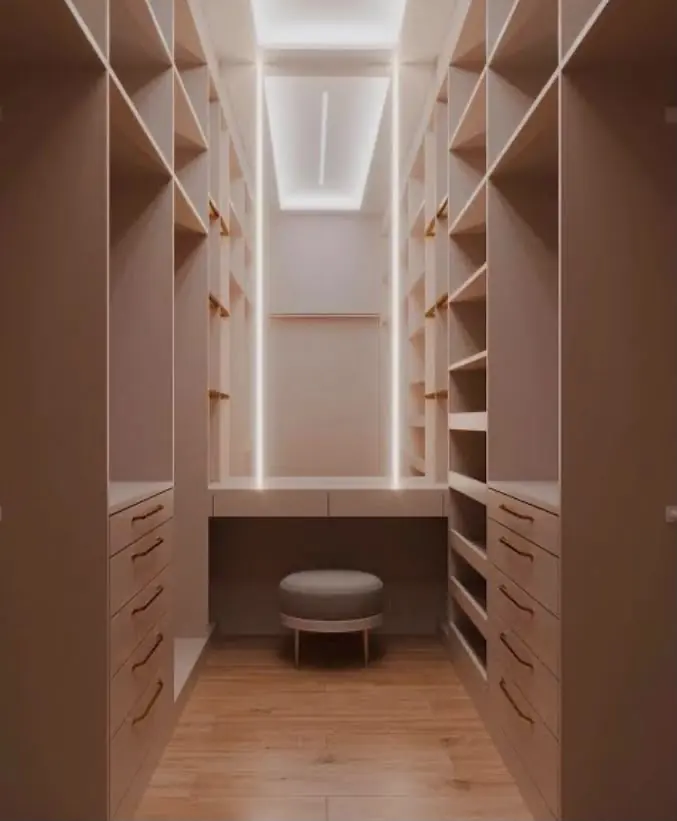 Nude com penteadeira — Closet estreito em tom nude, prateleiras abertas nas duas laterais, penteadeira central e fita de LED vertical.