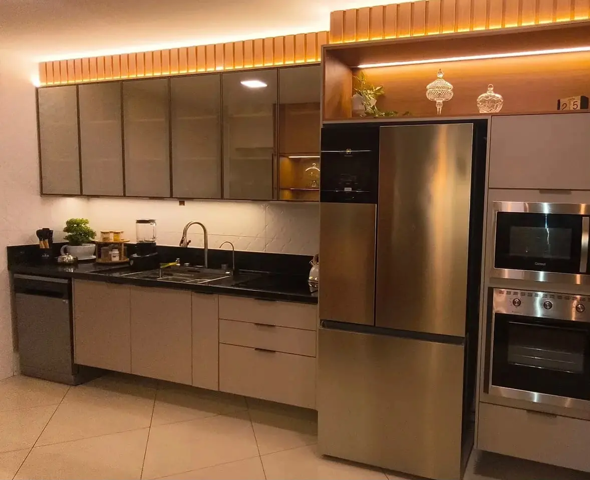 Champagne iluminada — Portas de vidro fumê nos aéreos, ripado superior com LED quente e torre para forno duplo e micro-ondas.