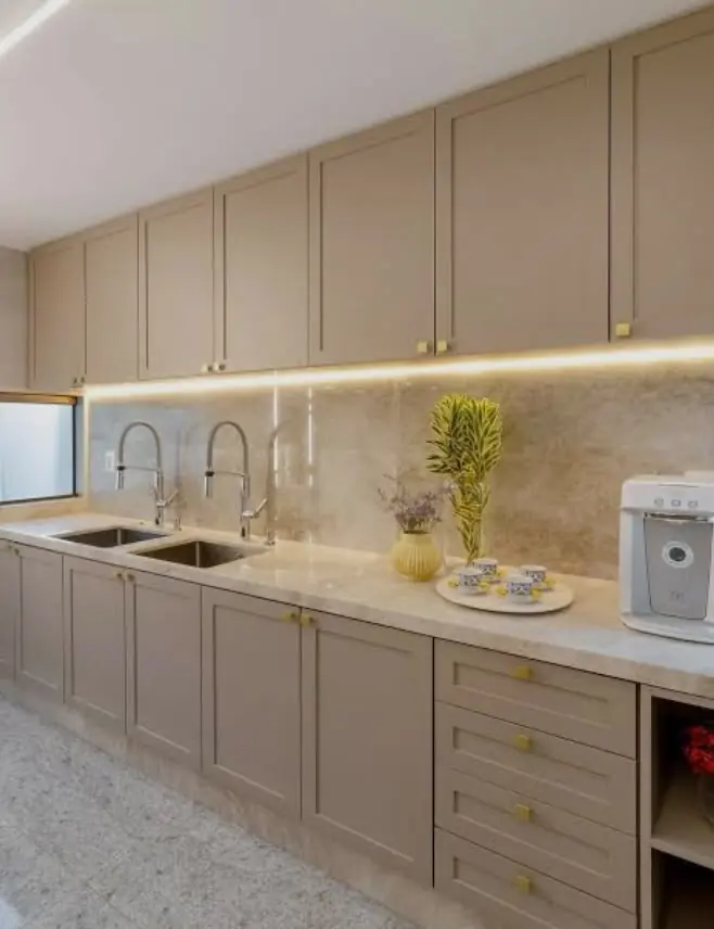 Bege & dourado — Aéreos frisados até o teto, bancada e backsplash em mármore bege e puxadores quadrados dourados.